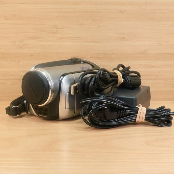 Share Panasonic SDR-H18 Digital Camcorder / 32x Optical Zoom / 32GB HDD / Japan - Picture 2 of 8